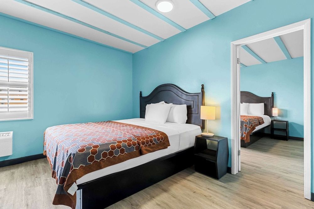 Rodeway Inn & Suites North Hollywood Burbank Airport - Universal Area Standard Room, Multiple Beds, Non Smoking 2