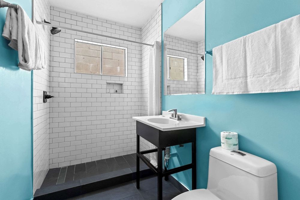 Rodeway Inn & Suites North Hollywood Burbank Airport - Universal Area Standard Room, Multiple Beds, Non Smoking 5