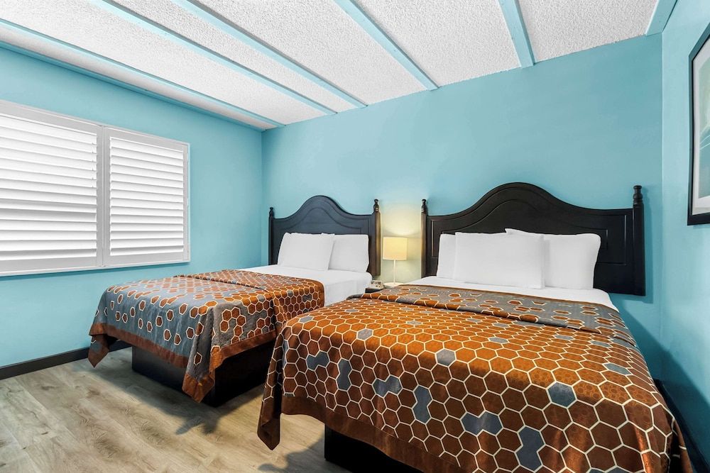Rodeway Inn & Suites North Hollywood Burbank Airport - Universal Area Standard Room, 2 Queen Beds, Non Smoking
