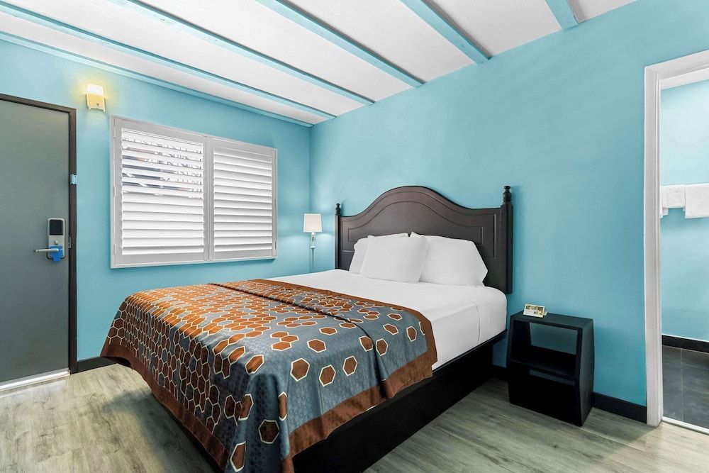 Rodeway Inn & Suites North Hollywood Burbank Airport - Universal Area Standard Room, 1 King Bed, Non Smoking 2