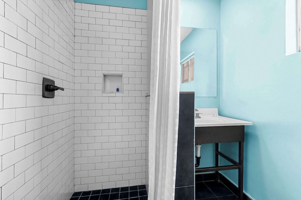 Rodeway Inn & Suites North Hollywood Burbank Airport - Universal Area Standard Room, 2 Queen Beds, Non Smoking 5