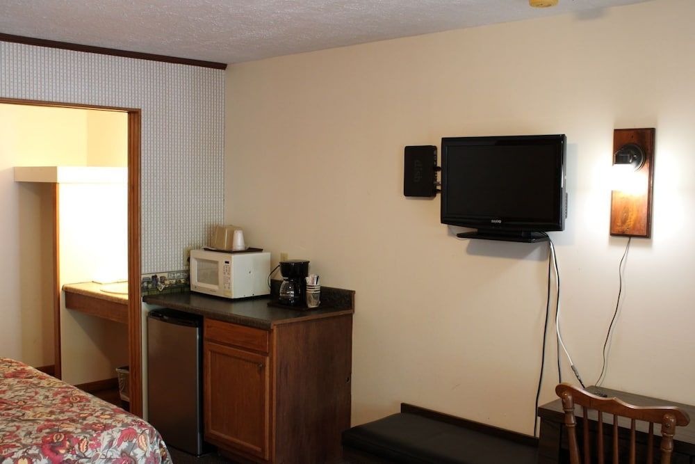 Two Rivers Lodge King Room - Pool View 3