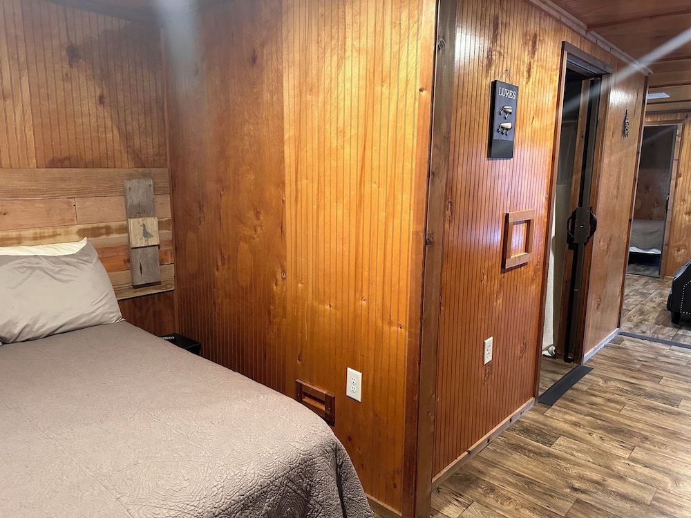 Red Leaf Cottages Junior Cabin, 2 Bedrooms, Lake View 8