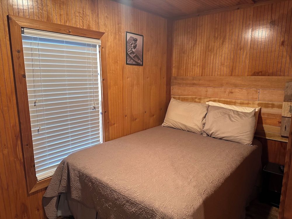 Red Leaf Cottages Junior Cabin, 2 Bedrooms, Lake View