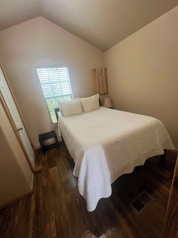 Red Leaf Cottages Junior Cabin, 1 Bedroom, Lake View 2