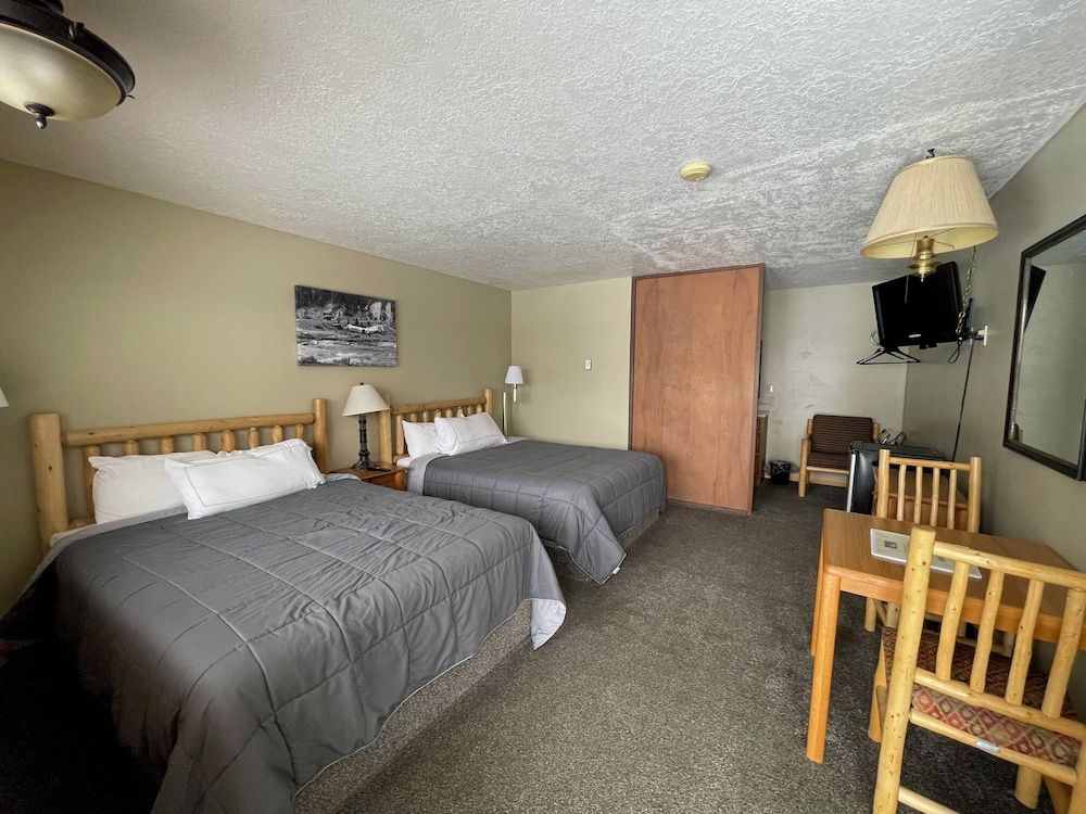 Ho Hum Motel Basic Room