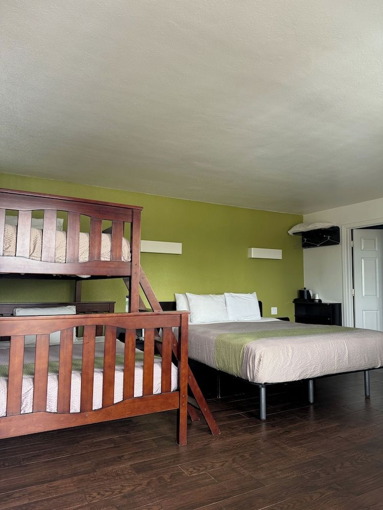 Family Room, Multiple Beds