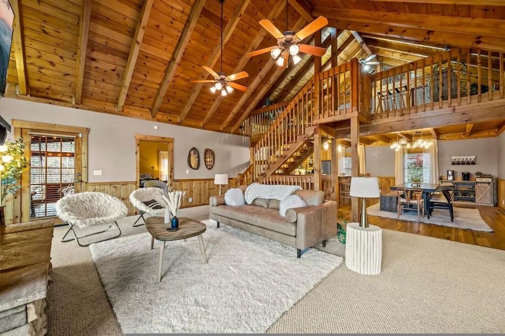 High-end Luxury Cabin Sauna Hot Tub Gameroom Apartment