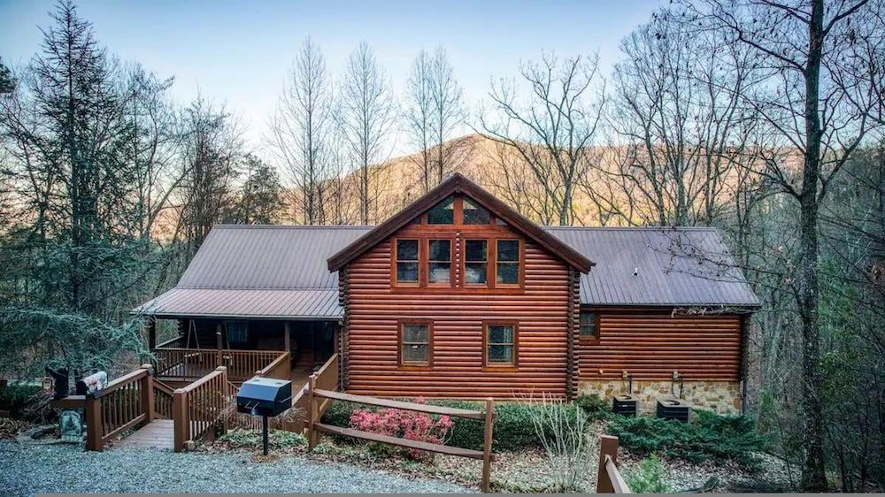 High-end Luxury Cabin Sauna Hot Tub Gameroom