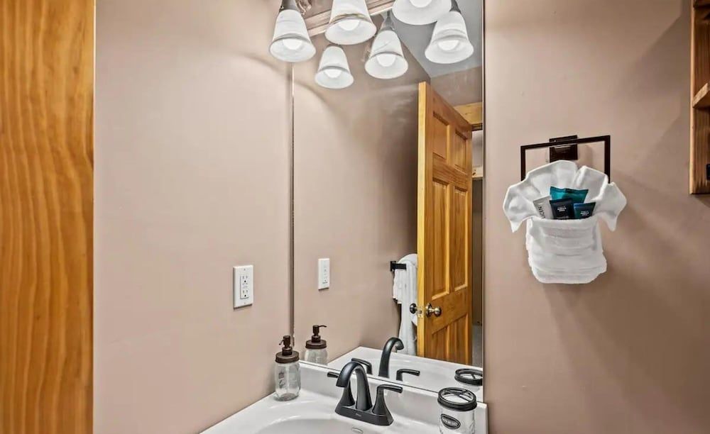 High-end Luxury Cabin Sauna Hot Tub Gameroom Apartment 28