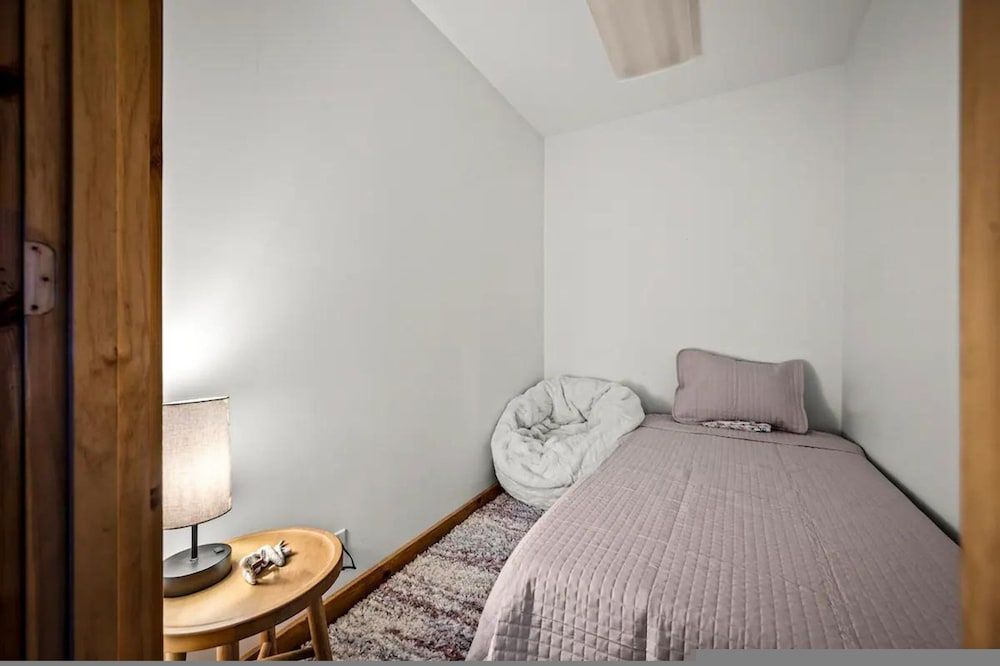 High-end Luxury Cabin Sauna Hot Tub Gameroom Apartment 8