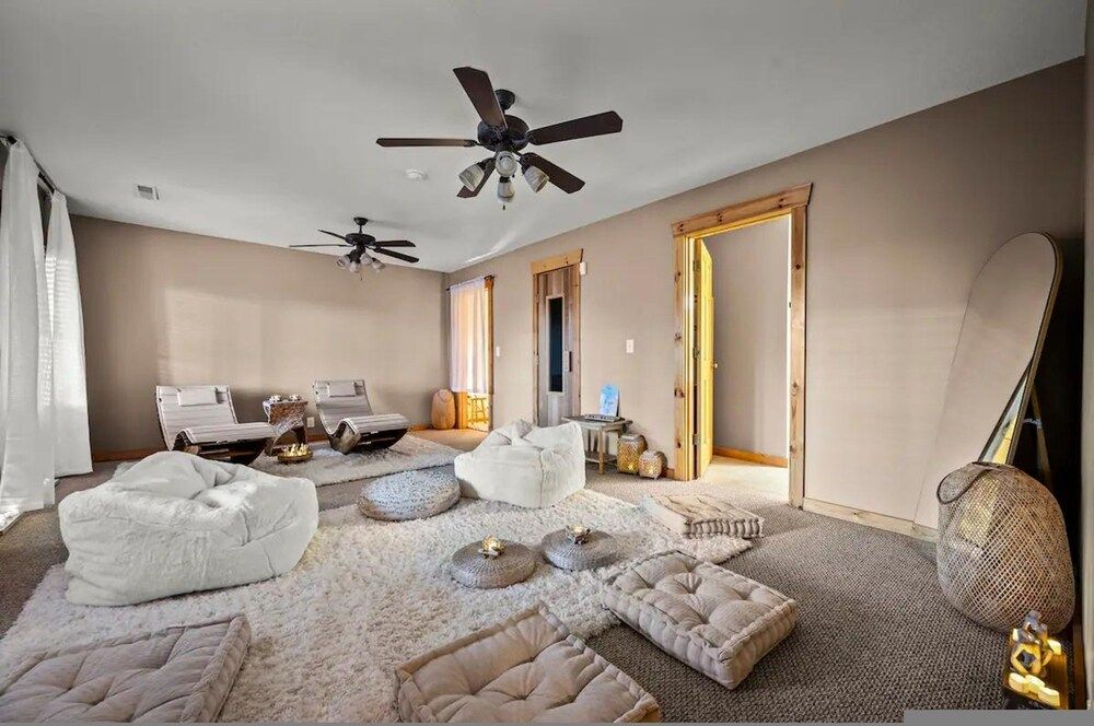 High-end Luxury Cabin Sauna Hot Tub Gameroom Apartment 12