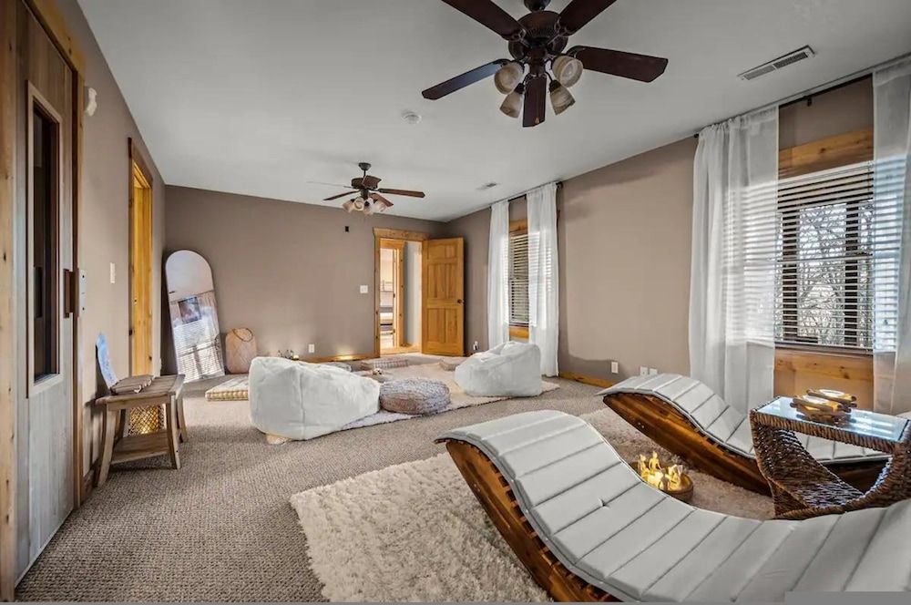 High-end Luxury Cabin Sauna Hot Tub Gameroom Apartment 11