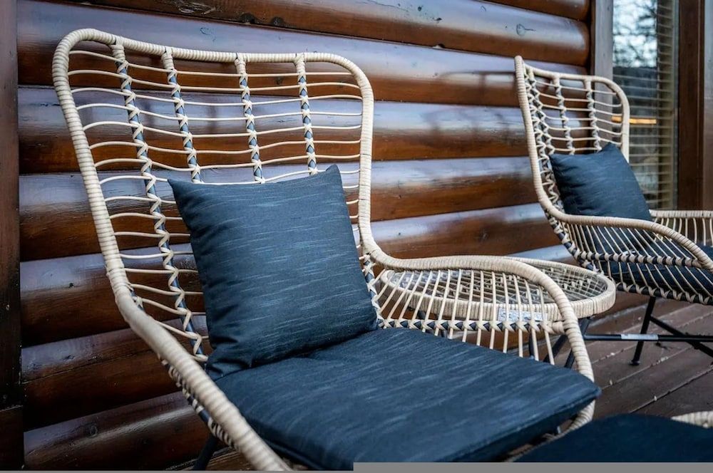 High-end Luxury Cabin Sauna Hot Tub Gameroom Apartment 22