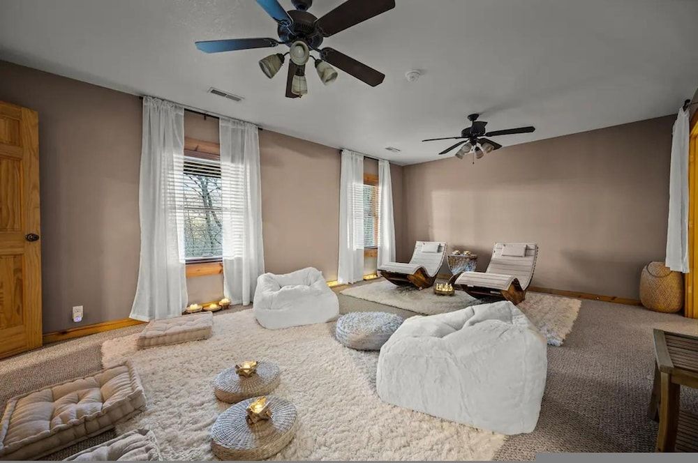 High-end Luxury Cabin Sauna Hot Tub Gameroom Apartment 13