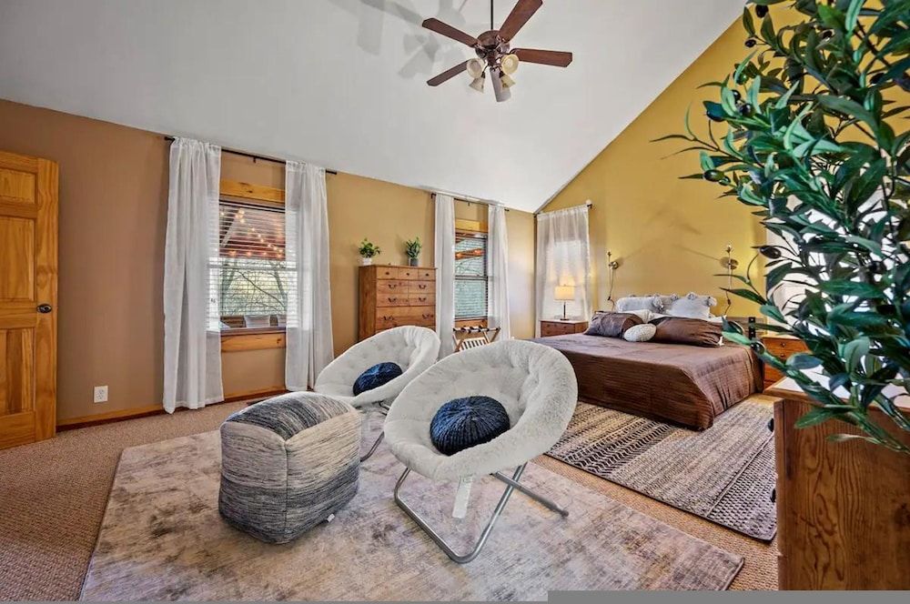 High-end Luxury Cabin Sauna Hot Tub Gameroom Apartment 2