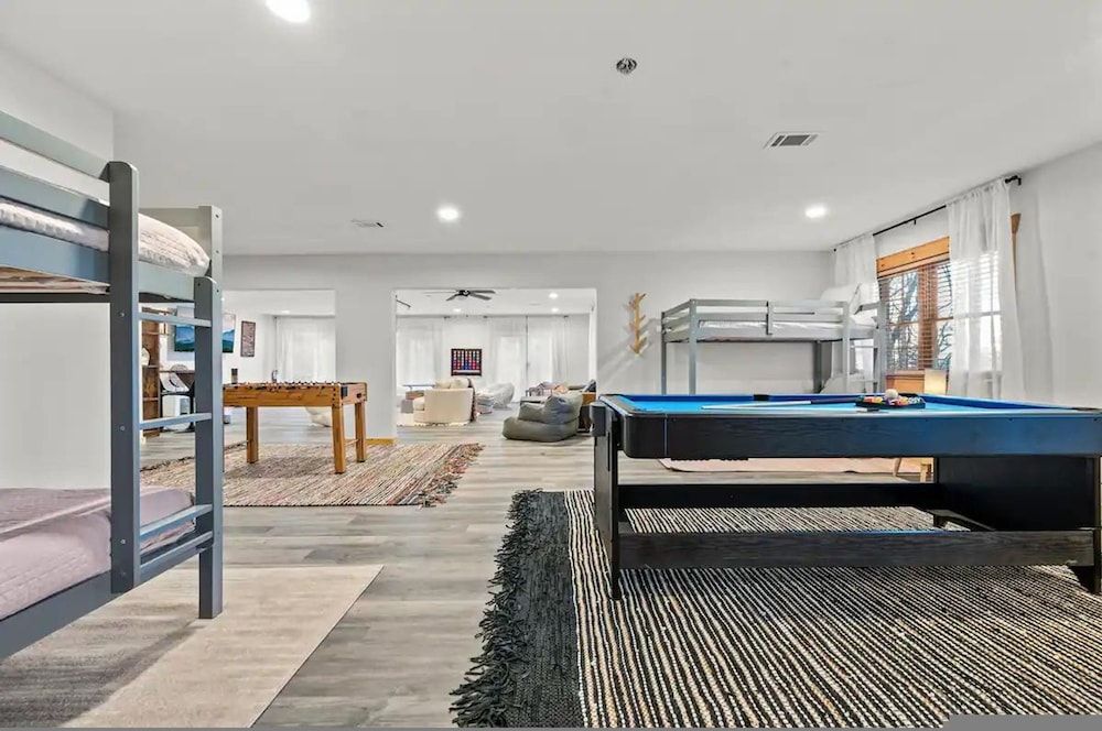 High-end Luxury Cabin Sauna Hot Tub Gameroom Apartment 10