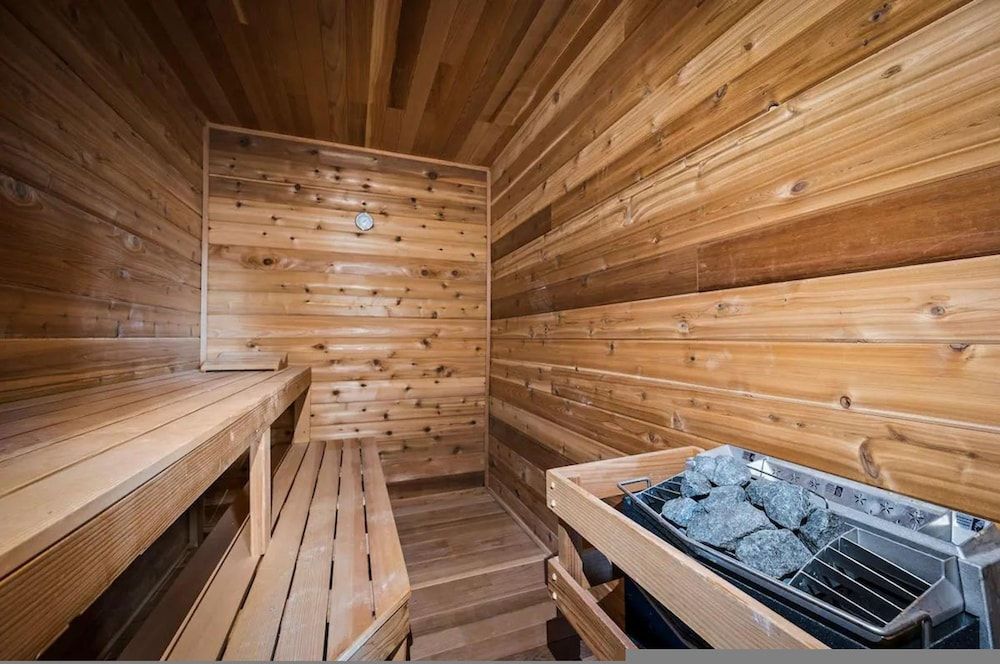 High-end Luxury Cabin Sauna Hot Tub Gameroom Apartment 33
