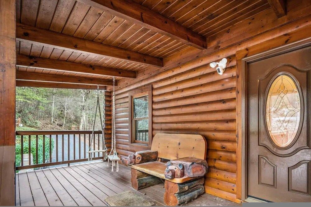 High-end Luxury Cabin Sauna Hot Tub Gameroom Apartment 18