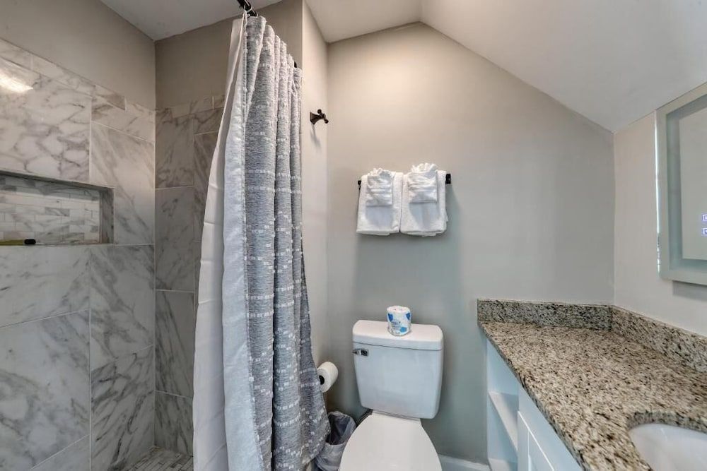 Ocean Walk Apartment, 2 Bedrooms, Patio, Beachside 5