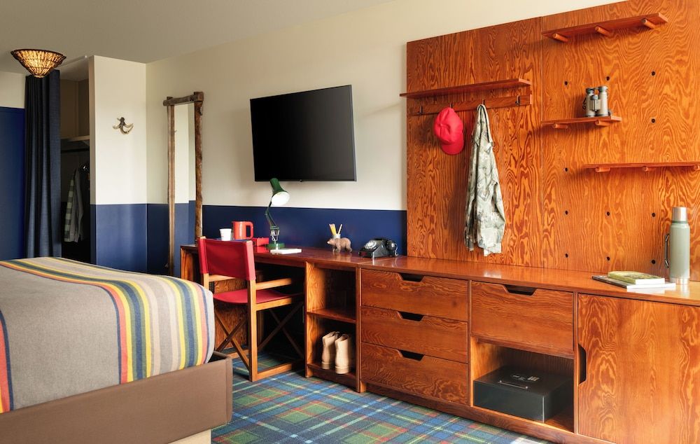 Field & Stream Lodge Bozeman The Mountain King Accessible 5