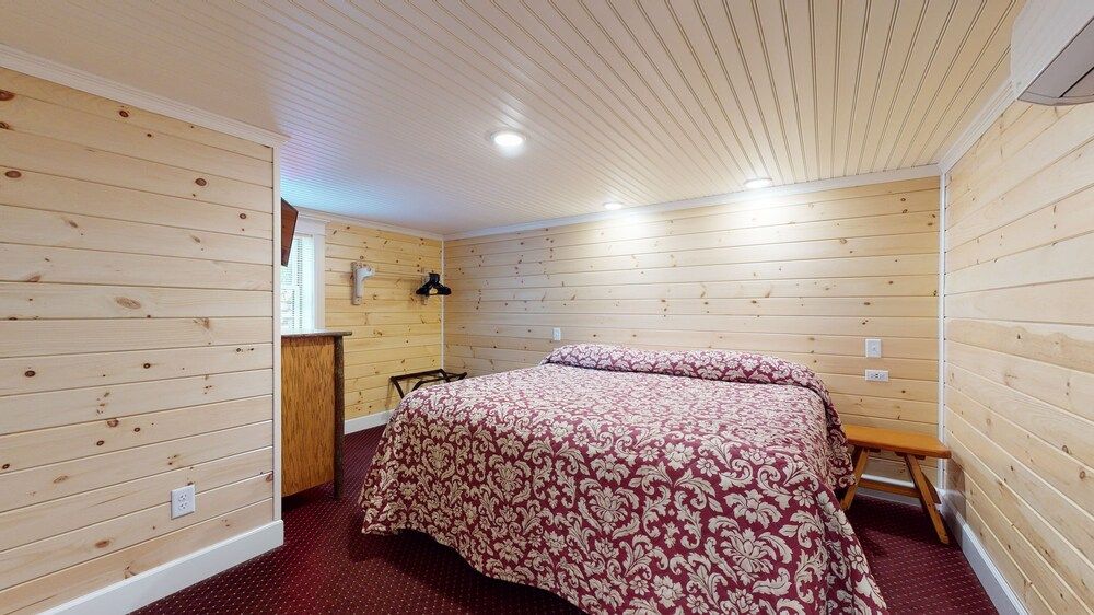 Trout House Village Resort Cabin, 1 King Bed with Sofa bed, Non Smoking, Lake View