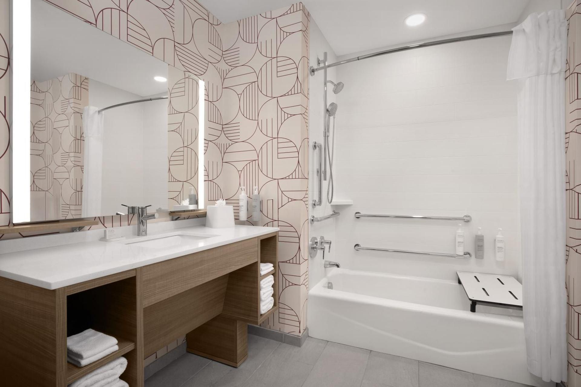 1 King Mobilty/Hearing Access Tub Studio Suite