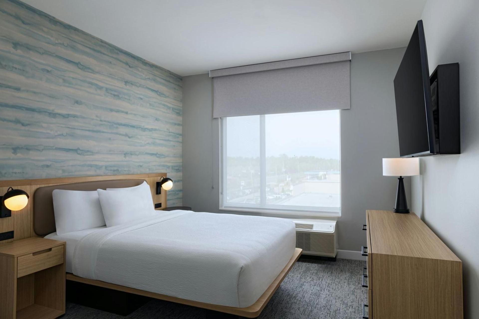 One-Bedroom Queen Suite with Sofa Bed and Adapted Tub - Mobility and Hearing Accessible
