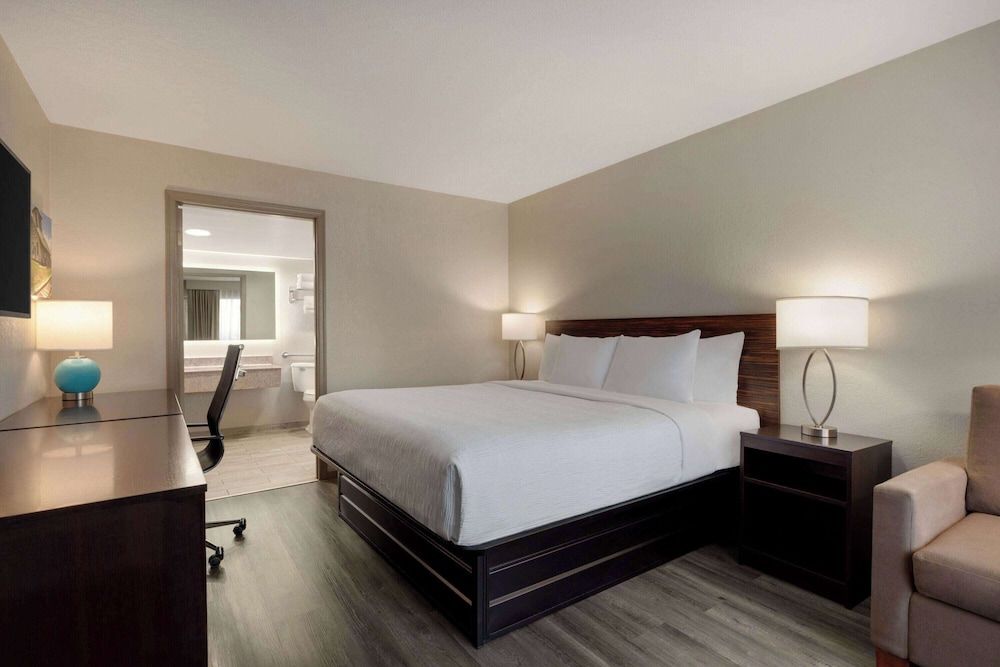Room, 1 King Bed, Hearing Accessible, Non Smoking (Mobility, Roll-in Shower)