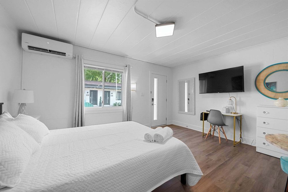Studio, 1 Queen Bed (Chic City Retreat 93A)