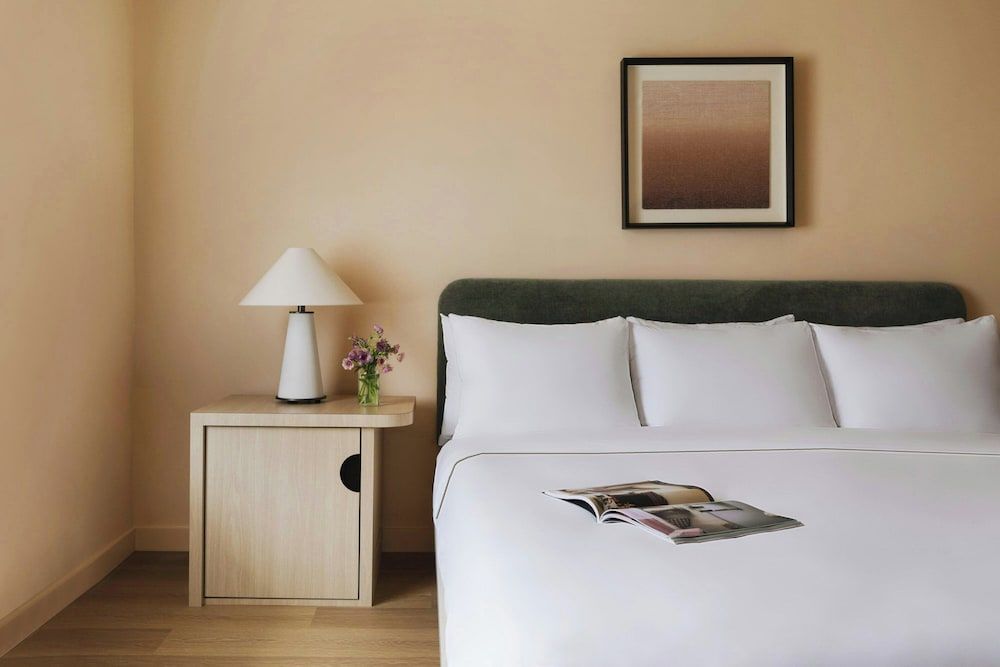 Room, 1 King Bed (Mobility Accessible w/ Roll-in Shower)
