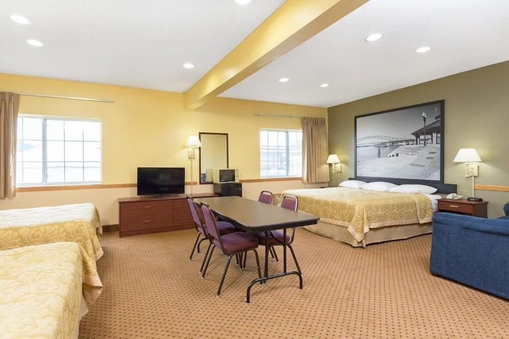 Western Inn & Suites Deluxe Triple Room 4