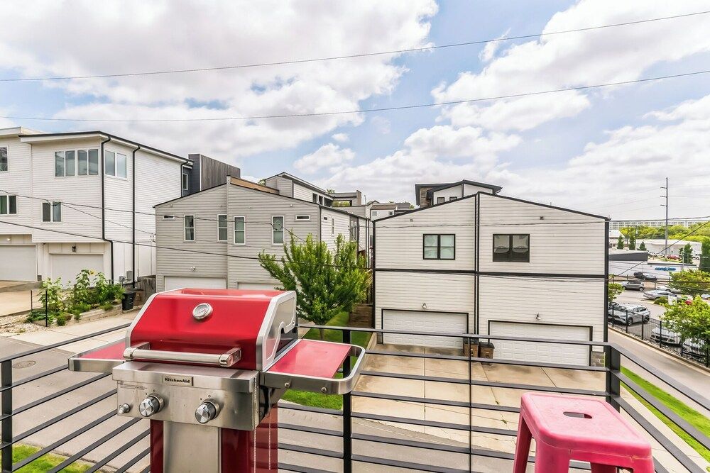 Chic Townhome for 10 W/rooftop