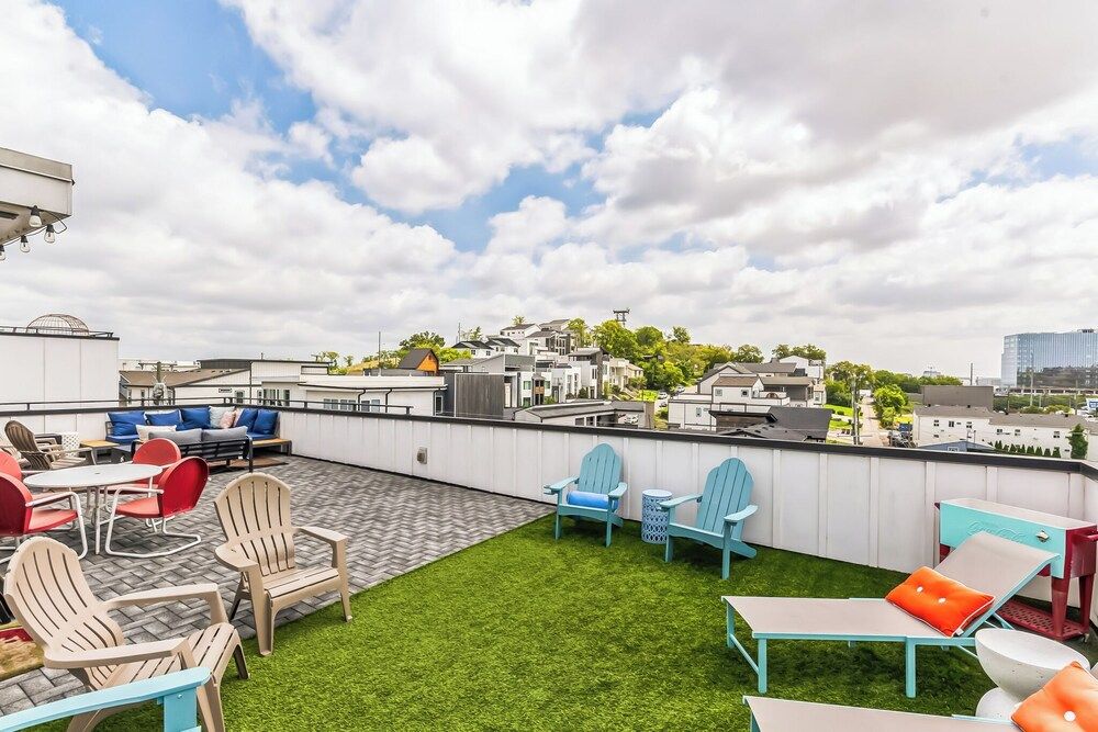 Chic Townhome for 10 W/rooftop