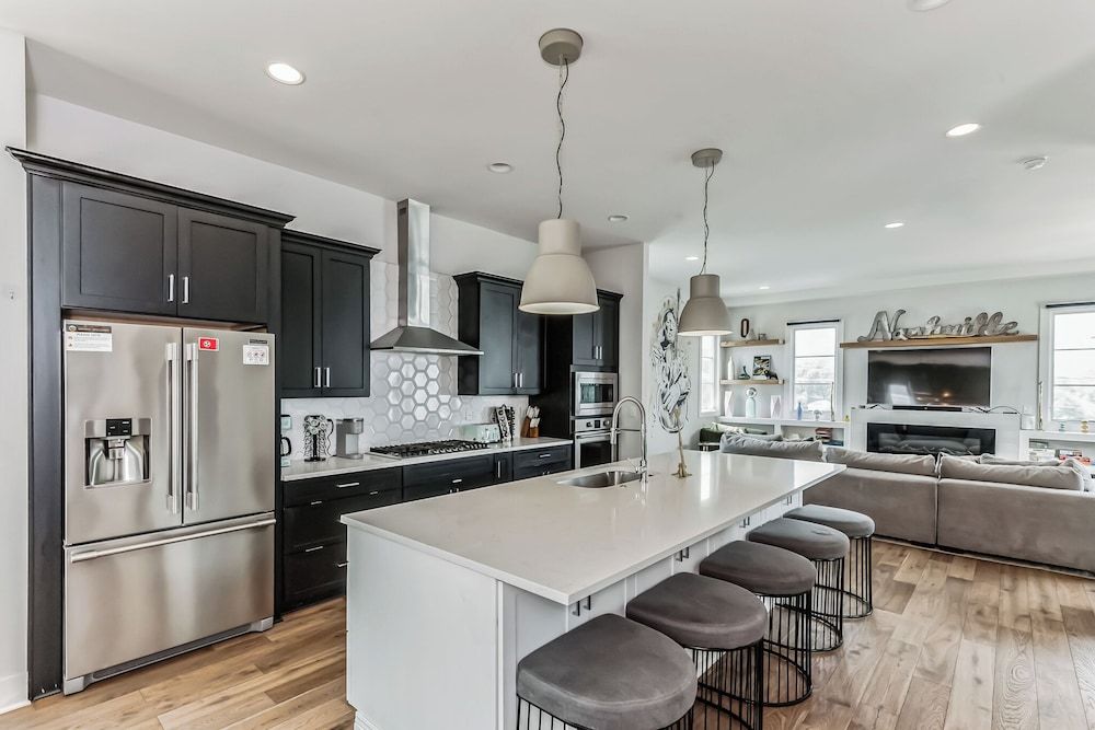 Chic Townhome for 10 W/rooftop