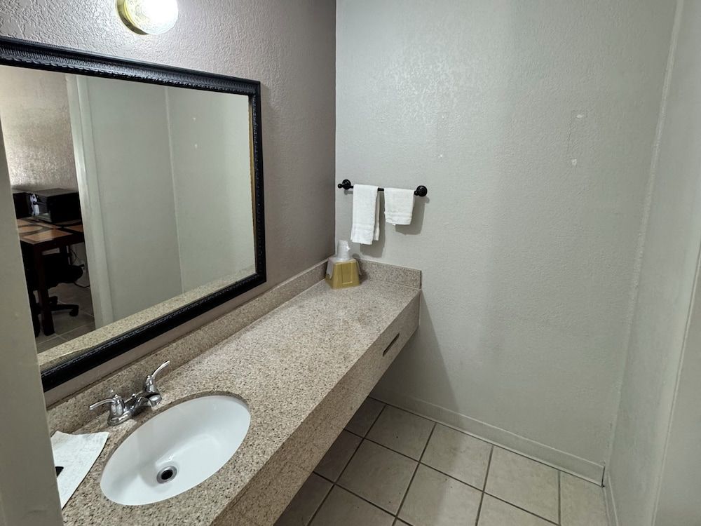 OYO Hotel Phenix City Deluxe Room, 2 Queen Beds, Smoking 6