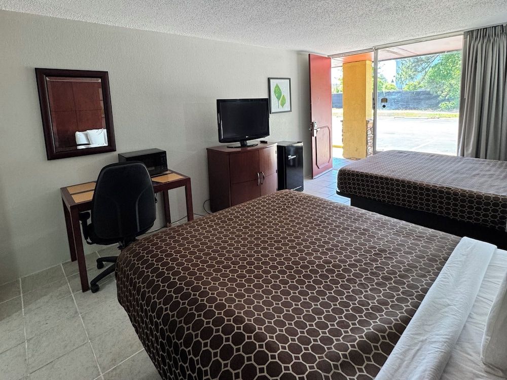 OYO Hotel Phenix City Deluxe Room, 2 Queen Beds, Smoking 3