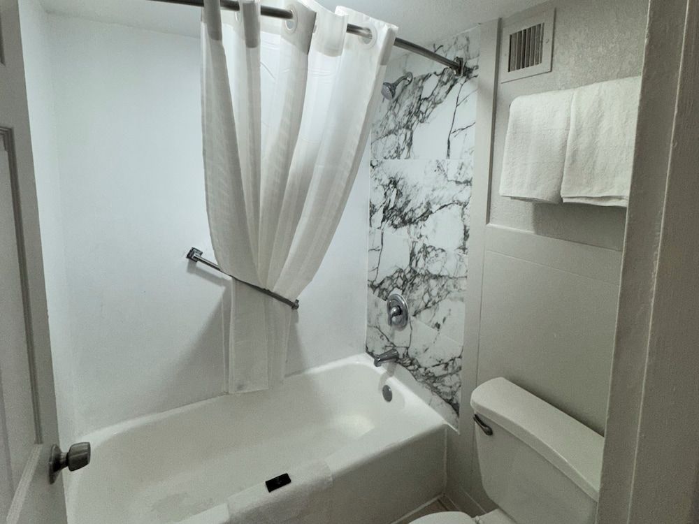 OYO Hotel Phenix City Deluxe Room, 2 Queen Beds, Smoking 7