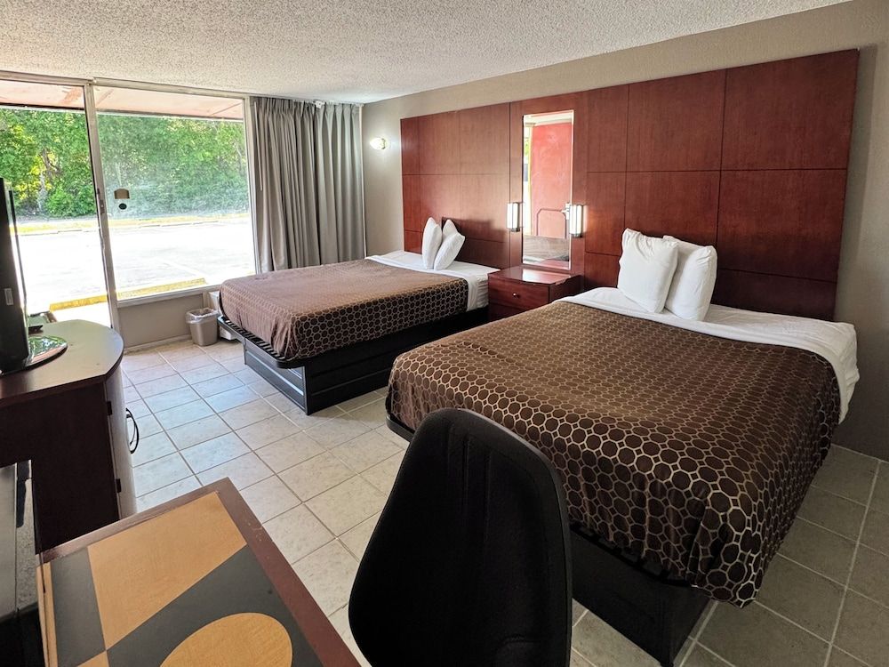 OYO Hotel Phenix City Deluxe Room, 2 Queen Beds, Smoking 4