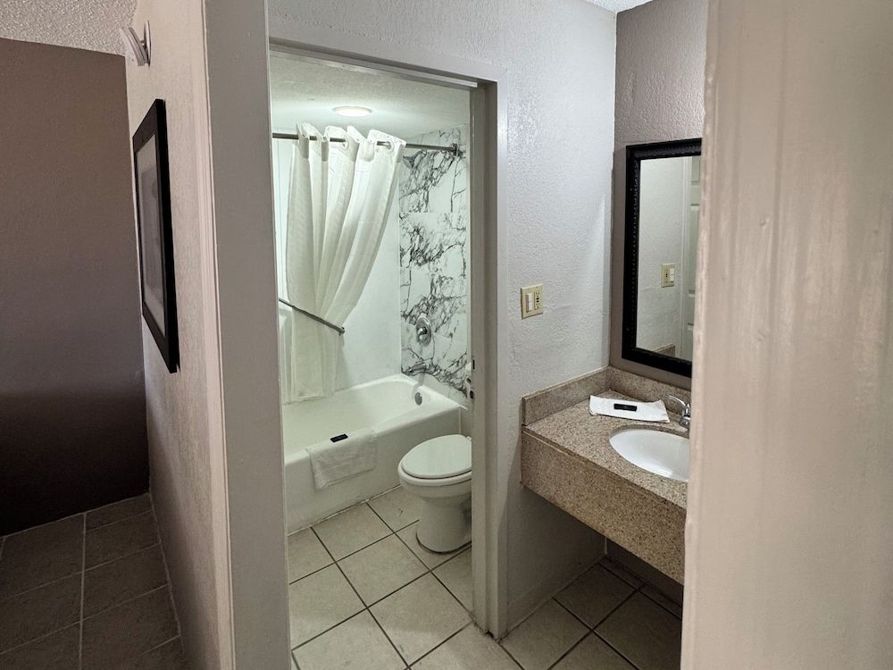 OYO Hotel Phenix City Deluxe Room, 2 Queen Beds, Smoking 5