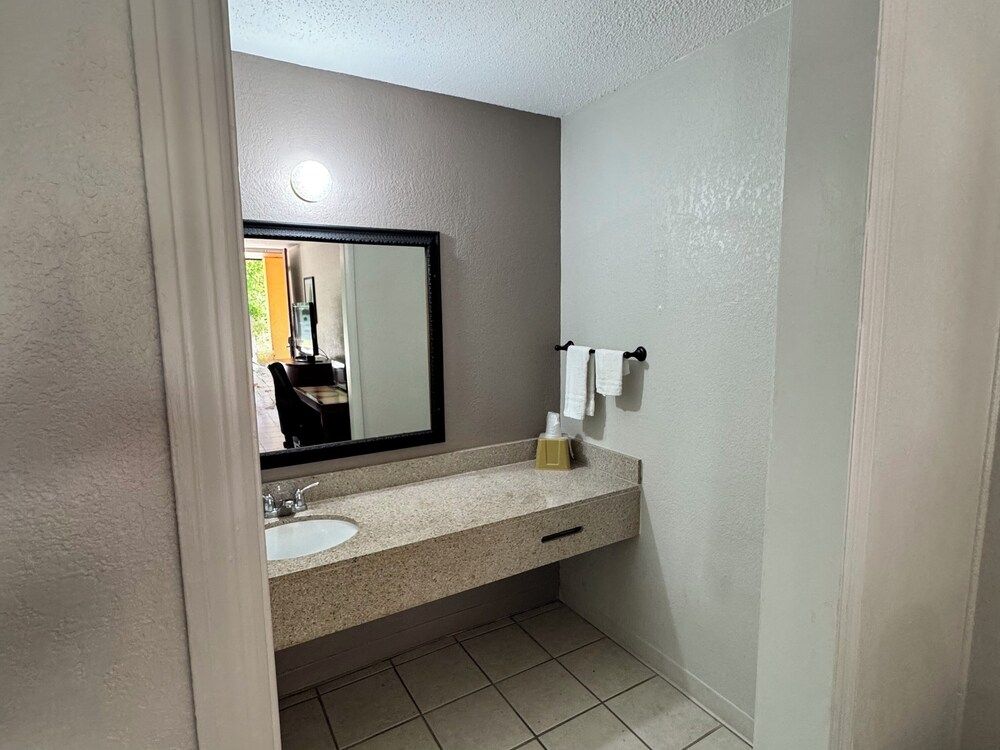 OYO Hotel Phenix City Deluxe Room, 2 Queen Beds, Smoking 10