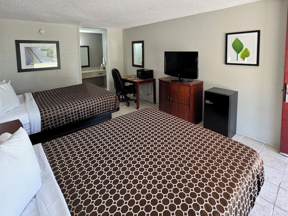 OYO Hotel Phenix City Deluxe Room, 2 Queen Beds, Smoking 2