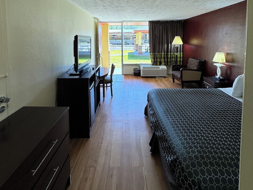 OYO Hotel Phenix City Room, 1 King Bed, Non Smoking 2