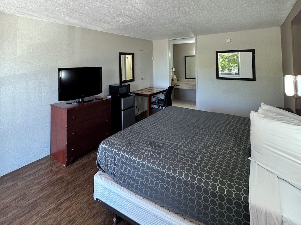 Deluxe Room, 1 King Bed, Smoking