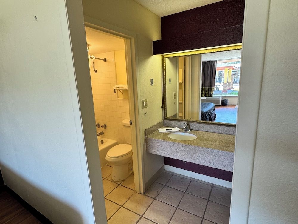 OYO Hotel Phenix City Room, 1 King Bed, Non Smoking 6