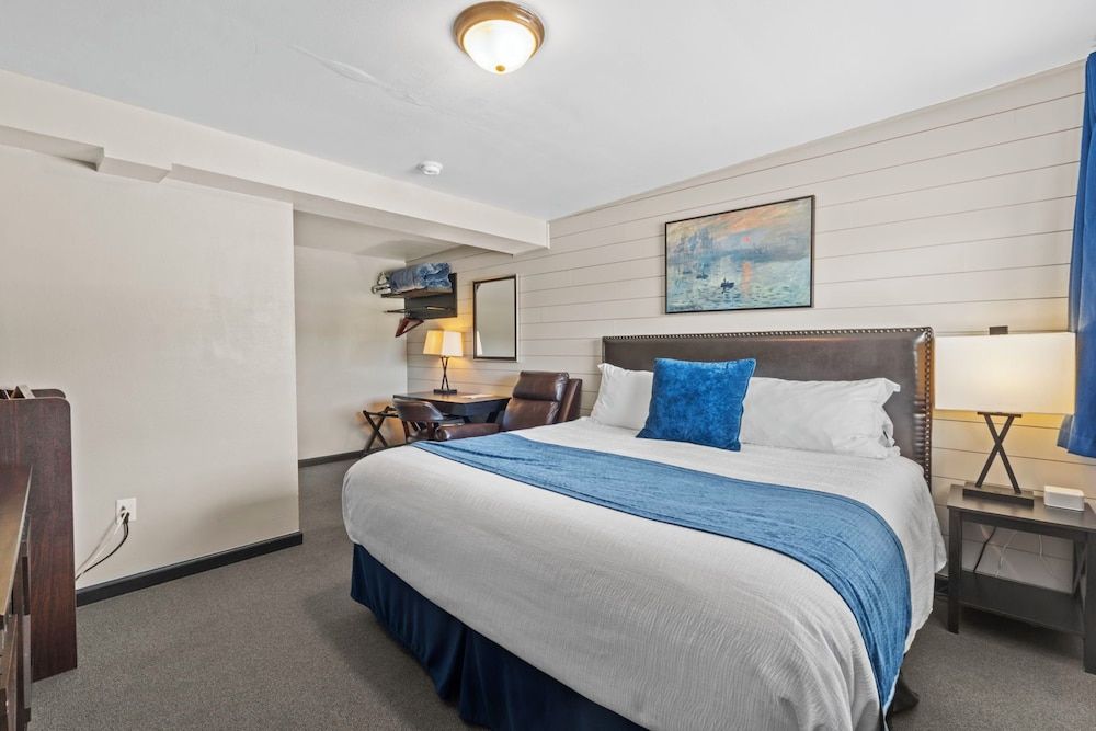 Lost Trail Resort Deluxe Room, Non Smoking, Private Bathroom