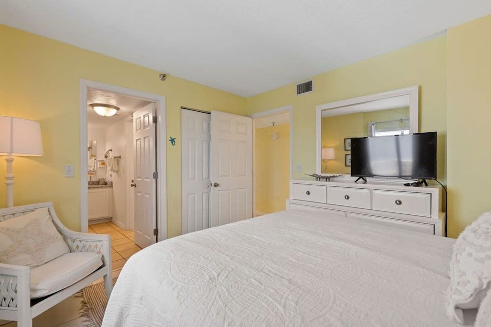 Breathtaking Views Heated Pool Beach Access Apartment 2