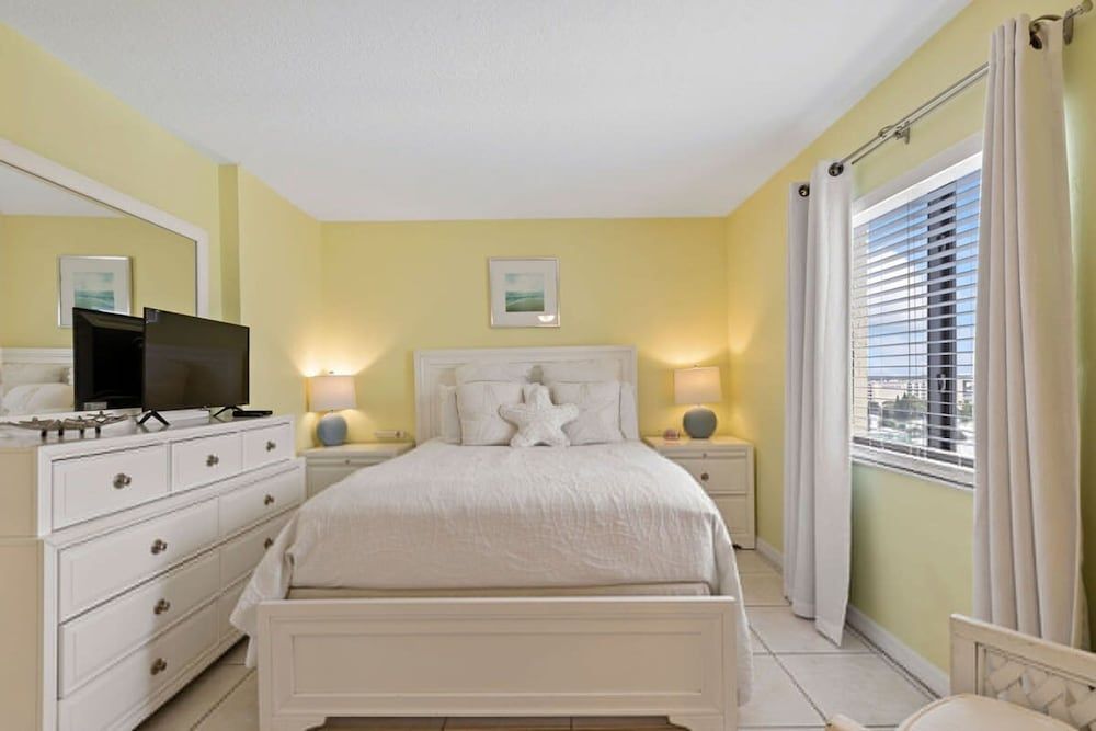 Breathtaking Views Heated Pool Beach Access Apartment