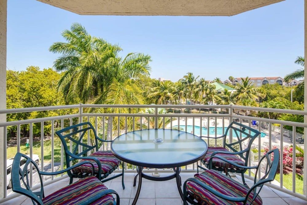 The Exuma Cay by Brightwild Pool View Parking