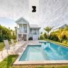 Mirador House by Brightwild Pool Dock 